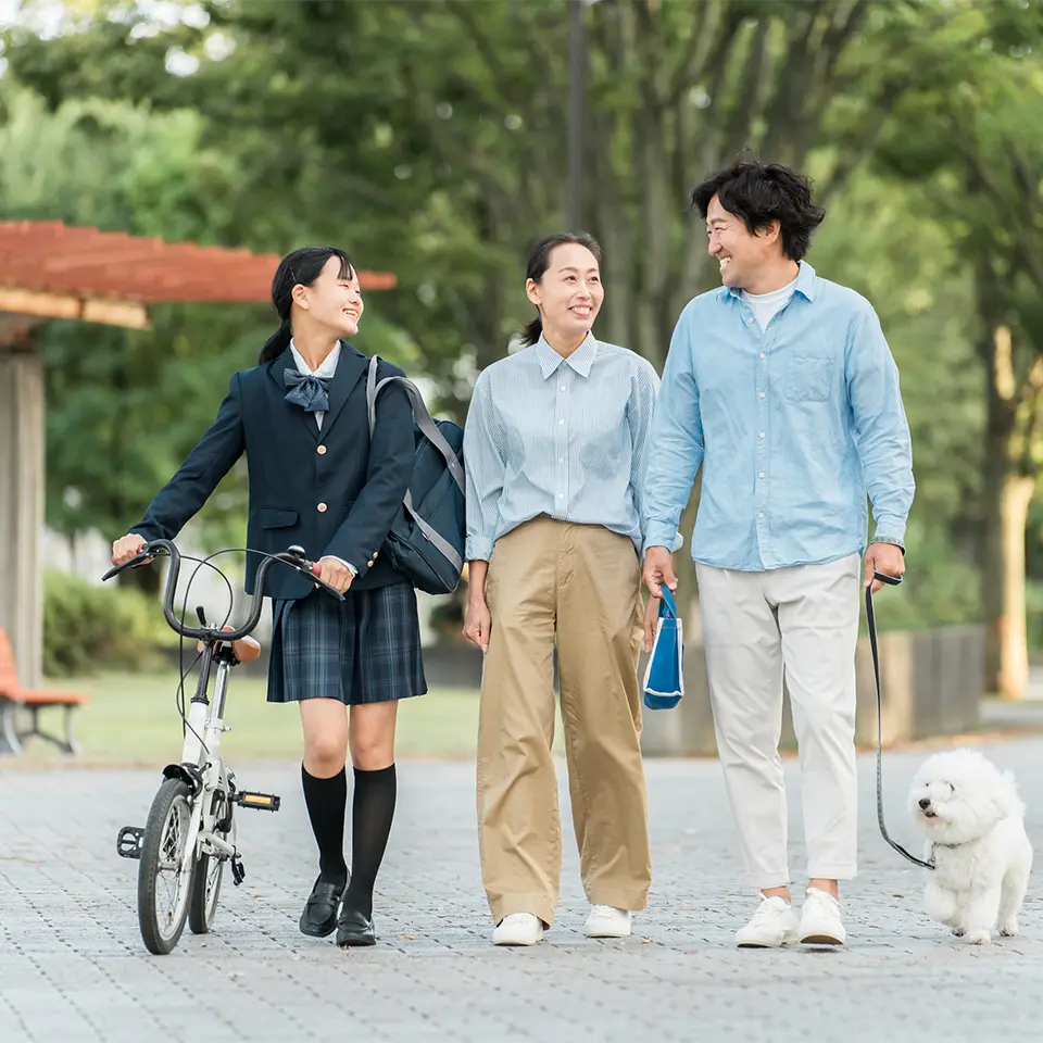 公園を散歩するファミリー