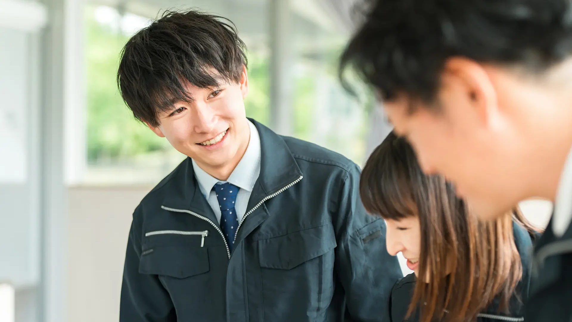 業務について話し合う社員