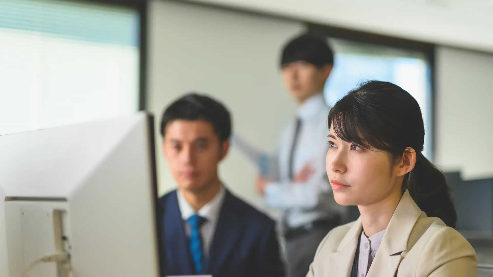 問題解決に取り組むビジネスパーソン