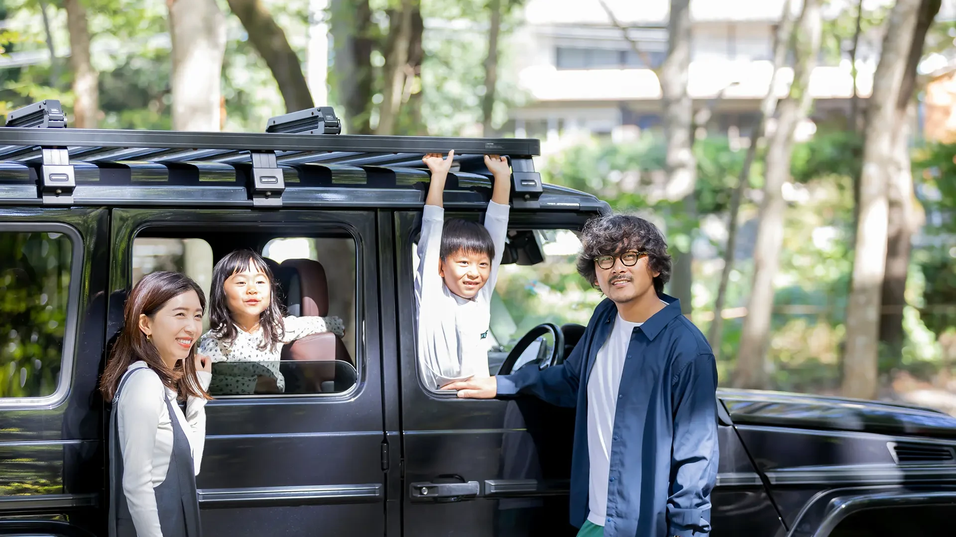 キャンプ場で過ごす家族