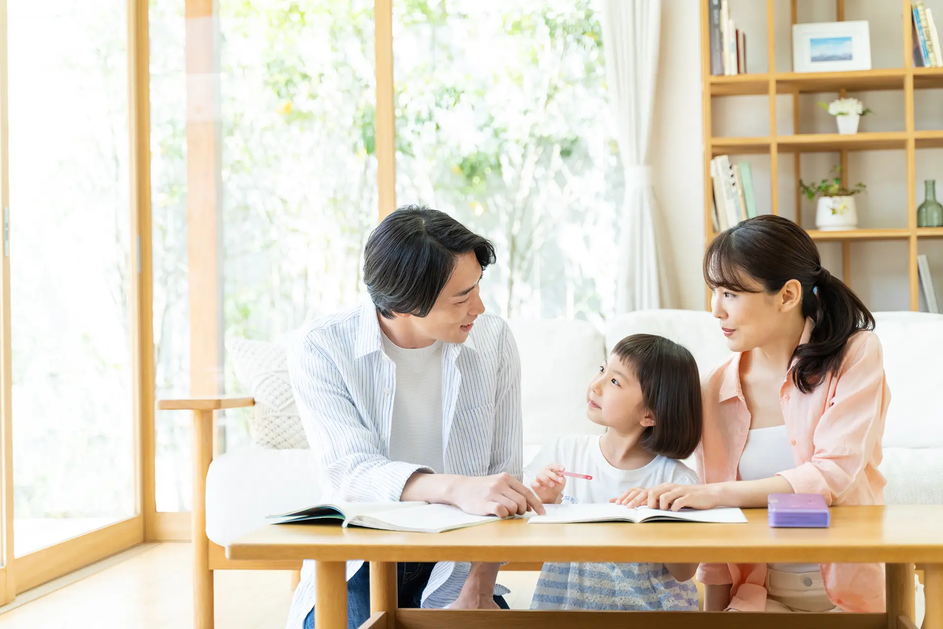 子どもの勉強を見守る夫婦
