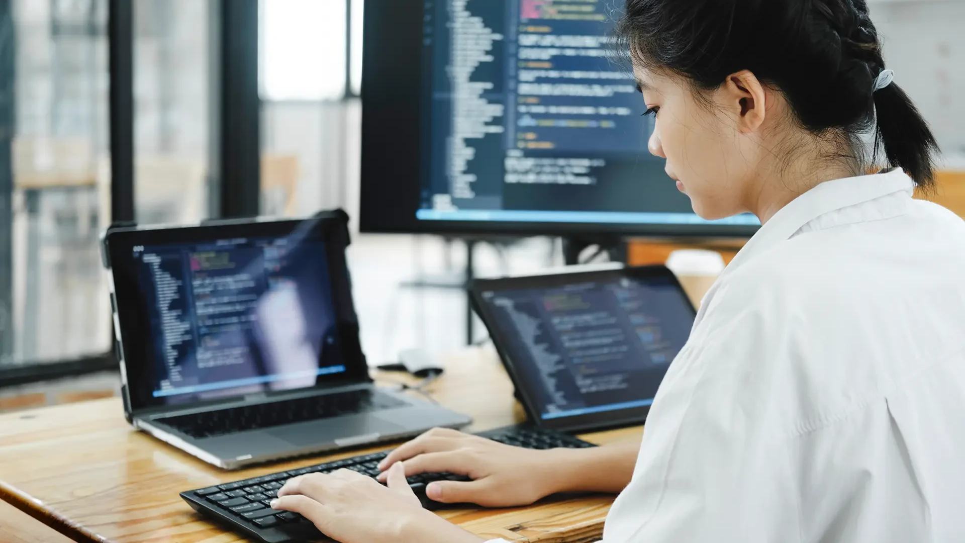 PCやタブレットで作業する社員